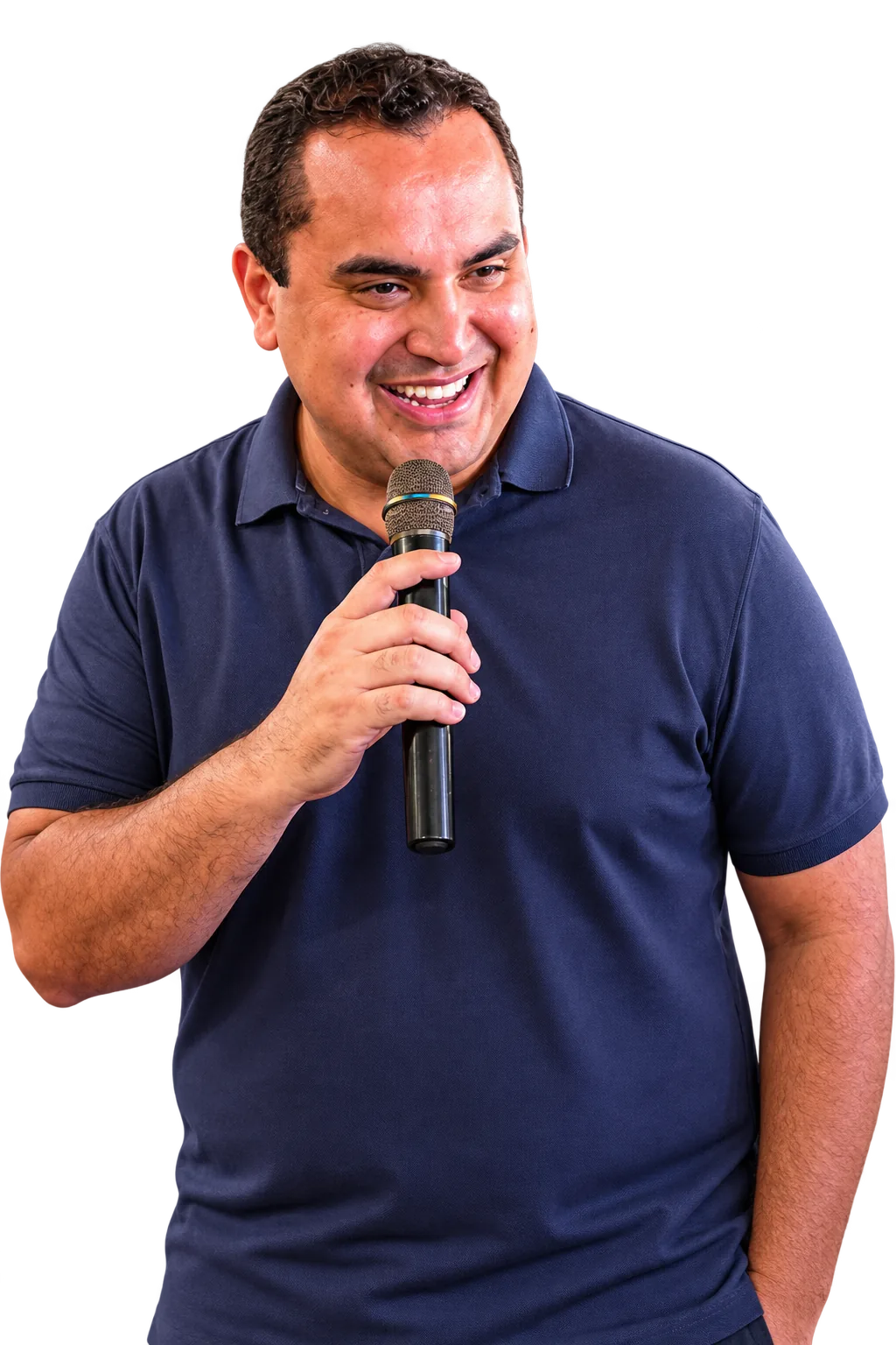 Georgiano Neto sorrindo, falando ao microfone